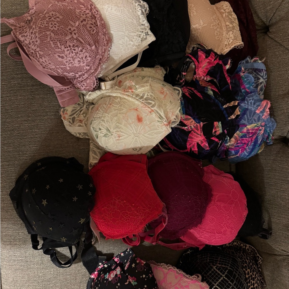 Victoria’s Secret Mixed Bras 36C (17 available)
